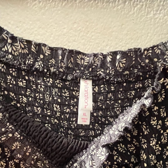 Black and cream long sleeve floral print dress with pockets. - Picture 4 of 4